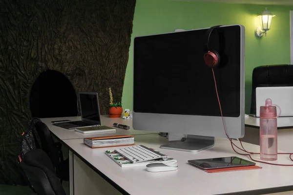 Contemporary Office Table with Equipments and Chairs — Stock Photo, Image