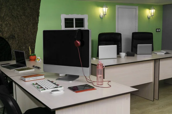 Сучасний офісний стіл з обладнанням та стільцями — стокове фото