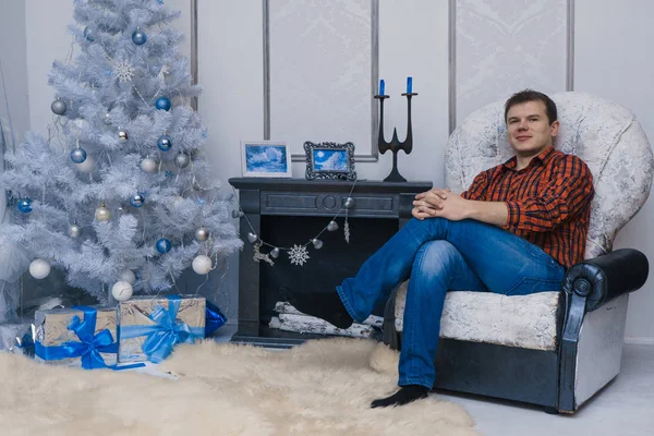Porträt Eines Mannes Auf Einem Sessel Neben Einem Weihnachtsbaum Mit — Stockfoto
