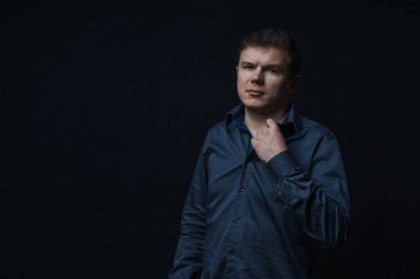 Siyah arka planda kahverengi gözlü ve açık renk saçlı bir adamın portresi..