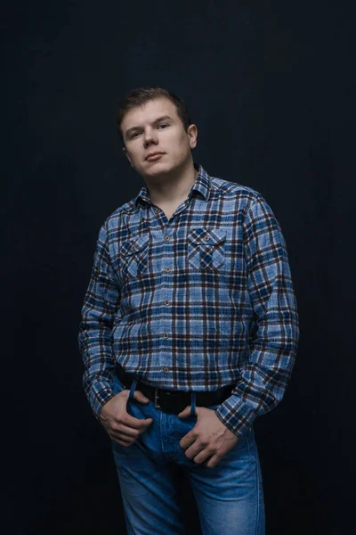 Hombre Una Camisa Una Caja Azul Fondo Negro Retrato Hombre —  Fotos de Stock