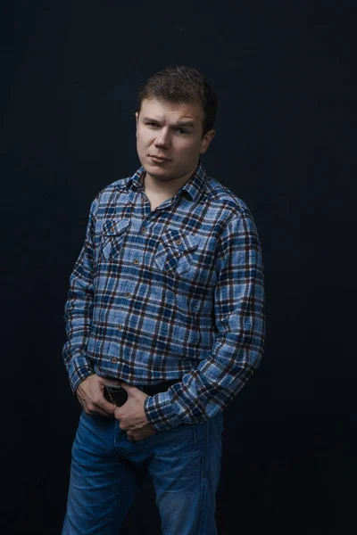 Muž Košili Modré Krabici Černém Pozadí Portrét Muže — Stock fotografie