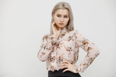 Güzel Meşgul Kadın Sarışın Moda Modeli beyazda izole edildi.