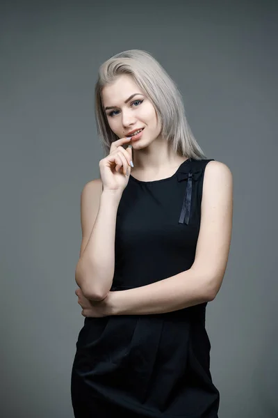 Porträtt Vacker Blond Kvinna Bakklänning Grå Bakgrund — Stockfoto