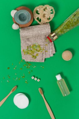 Çeşitli spa ve güzellik ürünleri yeşil arka planda izole edilmiş. Doğal kavram