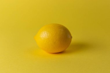 Olgun sulu limon, portakal ve yeşil yaprakları parlak sarı arka plan üzerinde. Limon meyve, narenciye en az kavramı, vitamin C. yaratıcı yaz minimalist arka plan. Düz yatıyordu, en iyi görünüm, kopya alanı.