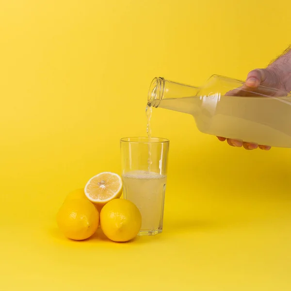 Jugo Limón Vierte Vaso Con Una Botella Vidrio Limones Enteros — Foto de Stock