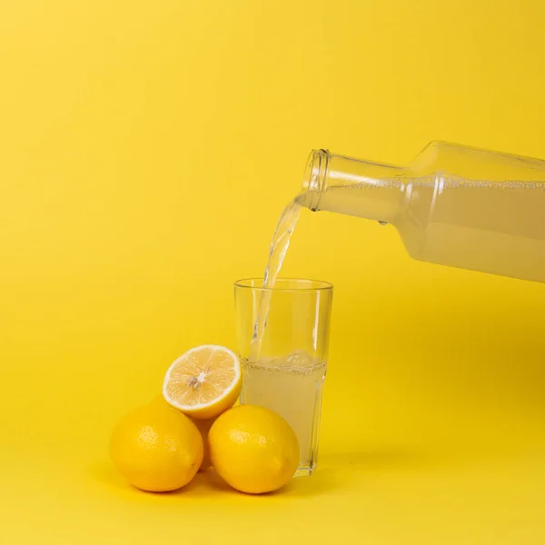 Citroensap Wordt Gegoten Een Glas Met Een Glazen Fles Hele — Stockfoto