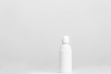 Beyaz arka planda kırpma yolu olan beyaz bir şişeyi kapat.