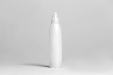 Beyaz arka planda kırpma yolu olan beyaz bir şişeyi kapat.