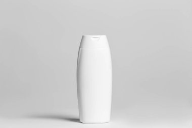 Beyaz arka planda kırpma yolu olan beyaz bir şişeyi kapat.