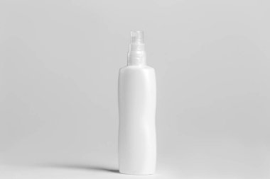 Beyaz arka planda kırpma yolu olan beyaz bir şişeyi kapat.