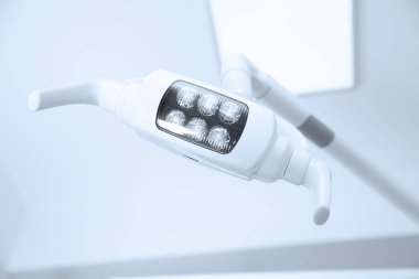 Diş teçhizatı. Parlak renkler. Yakın plan. Diş aletleri. Dişçi koltuğu lambası.