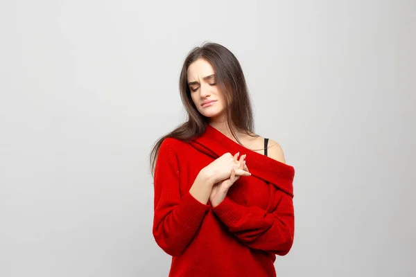 Retrato Una Joven Mujer Aburrida Aislada Sobre Fondo Blanco Gris —  Fotos de Stock