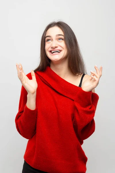 Retrato Uma Jovem Mulher Com Emoções Positivas Brilhantes Fundo Cinza — Fotografia de Stock