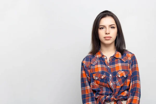 Retrato Joven Hermosa Mujer Que Sonríe Camisa Cuadros Aislada Sobre — Foto de Stock