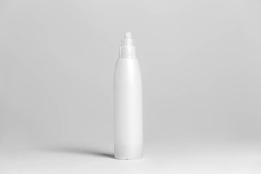 Beyaz arka planda kırpma yolu olan beyaz bir şişeyi kapat.