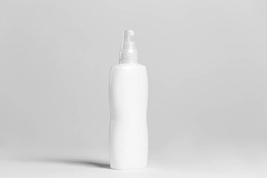 Beyaz arka planda kırpma yolu olan beyaz bir şişeyi kapat.