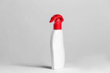 Beyaz arka planda kırpma yolu olan beyaz bir şişeyi kapat.