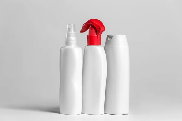 Zestaw Produktów Kosmetycznych Białych Szarych Pojemnikach Jasnym Tle — Zdjęcie stockowe
