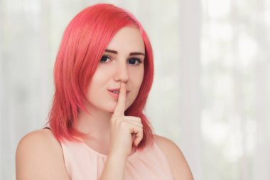 Perdelerin arka planında, yaz parkının yeşil penceresinin dışında kızıl saçlı güzel bir genç kadının portresi. Beyaz arka plan konsepti. Anime kız tarzı