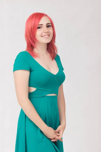 Retrato Uma Jovem Com Cabelo Vermelho Vestido Verde Com Olhos — Fotografia de Stock