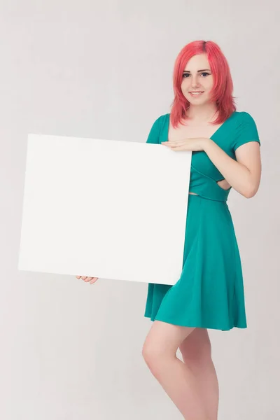 Retrato Mulher Jovem Com Cabelo Vermelho Segurando Cartão Sinal Fundo — Fotografia de Stock