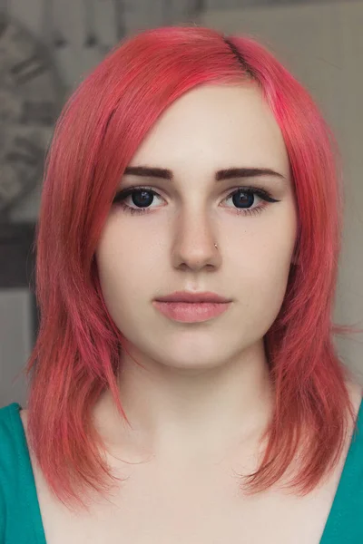 青い目の赤い髪と緑のドレスを持つ若い女性の肖像画 — ストック写真