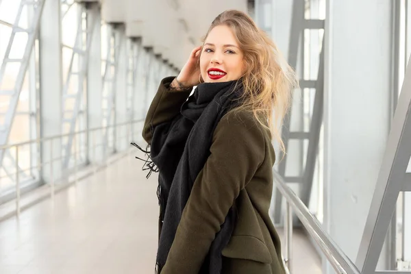 Portrait Style Mode Jeune Femme Souriante Heureuse Élégante Dans Manteau — Photo