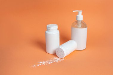 Kozmetik konteynırlar. Bej arkaplanda beyaz kavanozlar.