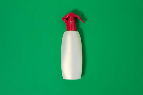 化粧品 保湿剤 ボトル コピースペースと緑の背景に隔離されたブランクプラスチック化粧品ボトル — ストック写真