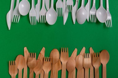 Yukarıdan plastik çatal bıçak ve ekolojik kereste çatallarına karşı freen arkaplan.