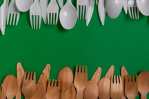 从以上塑料器皿对生态木叉和刀的背景图 — 图库照片