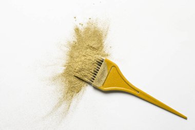 Makyaj sanatçısı ya da beyaz arka planda grafik tasarımı için altın ince toz sıçrama ve fırça