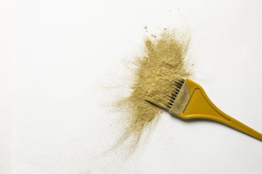 Makyaj sanatçısı ya da beyaz arka planda grafik tasarımı için altın ince toz sıçrama ve fırça