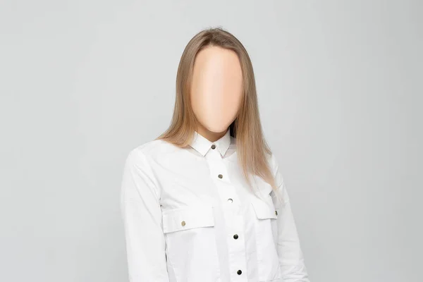 Frau Ohne Gesicht Den Wänden Hängen Die Gesichtsmasken Niemand — Stockfoto