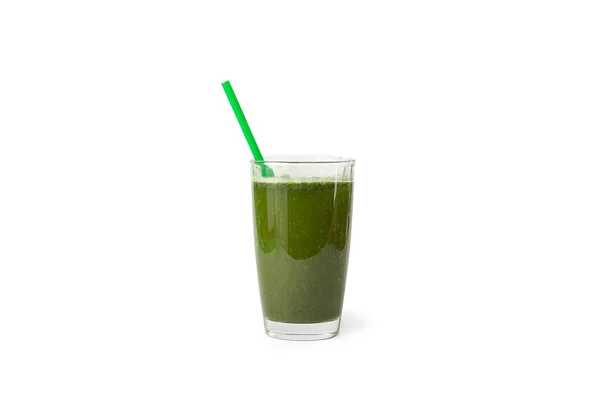 新鲜的芹菜菠菜汁放在白色背景的玻璃杯中 健康饮食排毒果汁饮食 — 图库照片