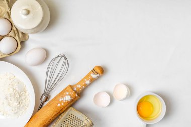 Beyaz arkaplanda krep pişirmek için üst görünüm bileşenleri.