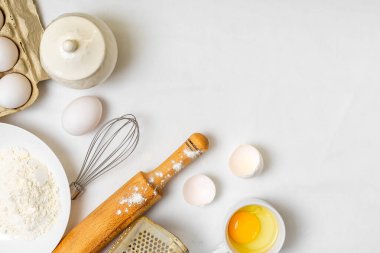 Beyaz arkaplanda krep pişirmek için üst görünüm bileşenleri.