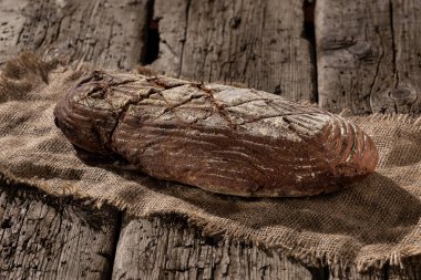 Tahta masada taze ekmek.