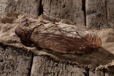 Tahta masada taze ekmek.