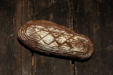 Tahta masada taze ekmek.