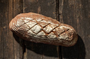 Tahta masada taze ekmek.