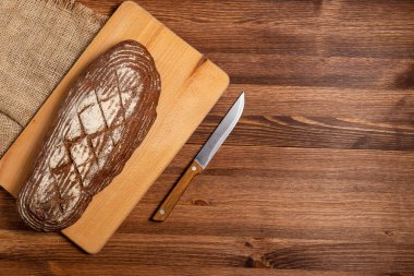 Tahta masada taze ekmek.