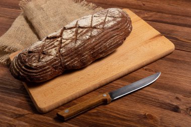 Tahta masada taze ekmek.