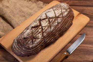 Tahta masada taze ekmek.