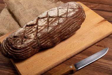 Tahta masada taze ekmek.