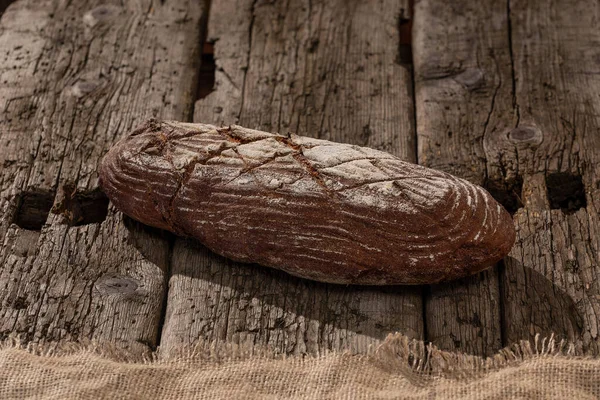 Świeży Chleb Pieczony Przy Drewnianym Stole — Zdjęcie stockowe