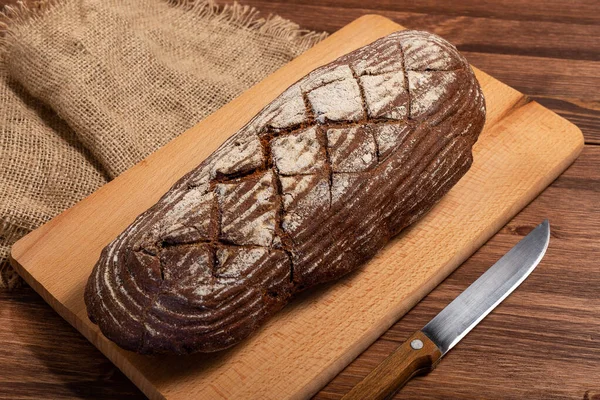 Świeży Chleb Pieczony Przy Drewnianym Stole — Zdjęcie stockowe