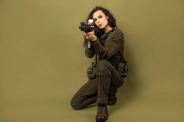 Mujer Militar Uniforme Verde Con Chaleco Descargando Con Una Ametralladora — Foto de Stock